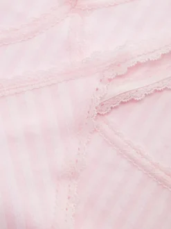 Zestaw z ażurową braletką i stringami