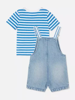 Zestaw z jeansowymi ogrodniczkami i T-shirtem