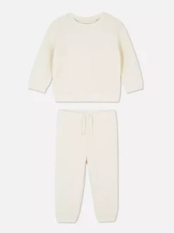 Zestaw z teksturowaną bluzą i spodniami dresowymi